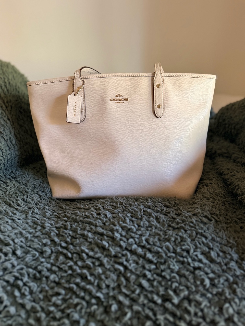 🤍 Coach Crossgrain City Zip Tote — White/Ivory
